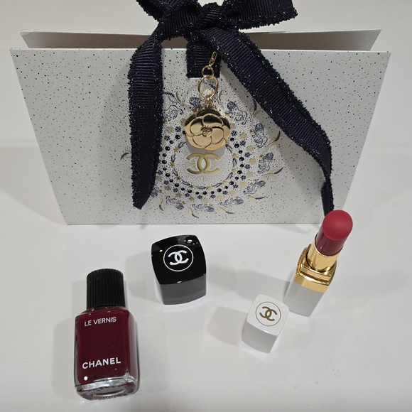 CHANEL MAKEUP BUNDLE:922 PASSION PINK Lip Balm+153 POMPIER  Nail Polish New - Picture 2 of 12